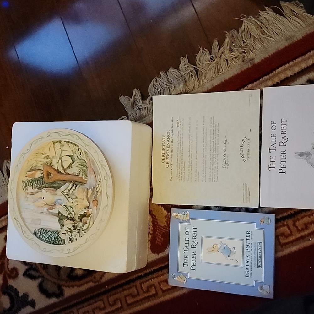 Peter Rabbit 3D Plate with Book - Picture 1 of 8